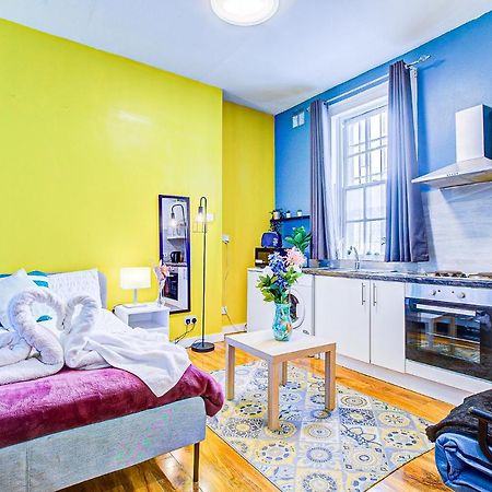 Studio With A Large Toilet And A Separate Room Budget Price Central Лондон Екстериор снимка