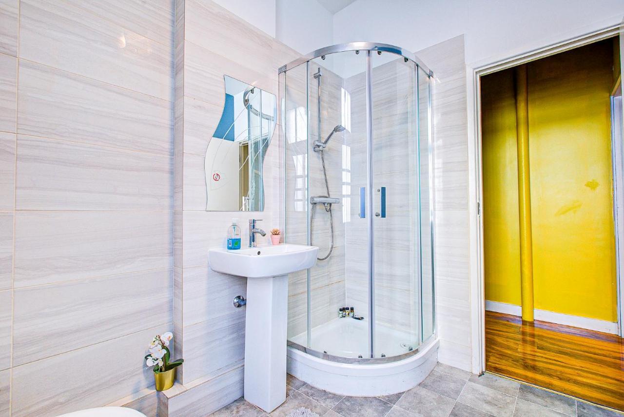 Studio With A Large Toilet And A Separate Room Budget Price Central Лондон Екстериор снимка