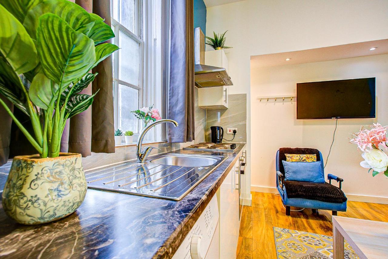 Studio With A Large Toilet And A Separate Room Budget Price Central Лондон Екстериор снимка